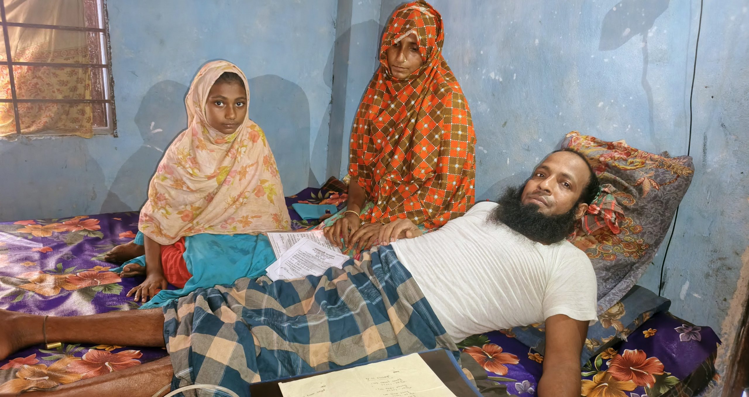 দুর্ঘটনায় শয্যাশায়ী দিনমজুর ছালাউদ্দিন, চরম সংকটে পরিবার