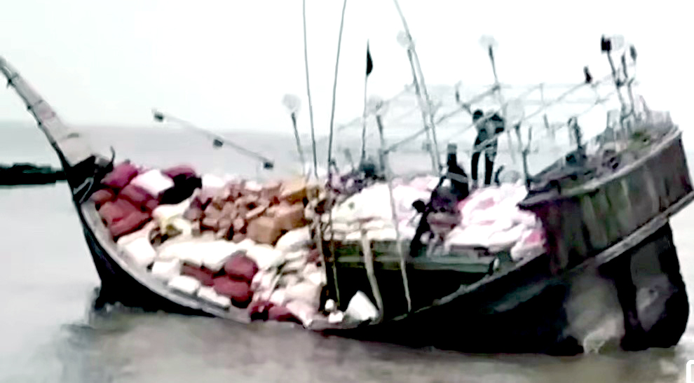 তজুমুদ্দিন-মনপুরা নৌরুটে যাত্রীসহ স্কুল ফিডিংয়ের পণ্য বোঝাই ট্রলার ডুবি