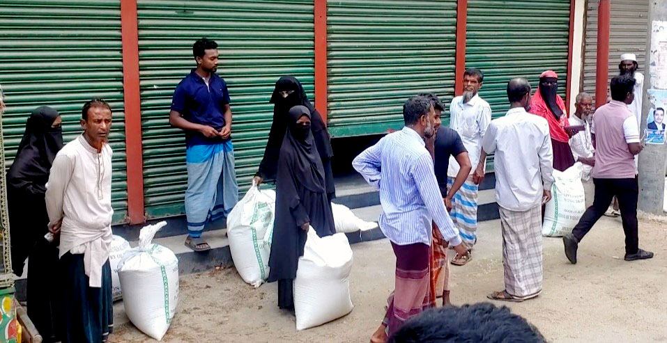 দৌলতখানে কর্মহীন জেলেদের চাল কম দেয়ার অভিযোগ