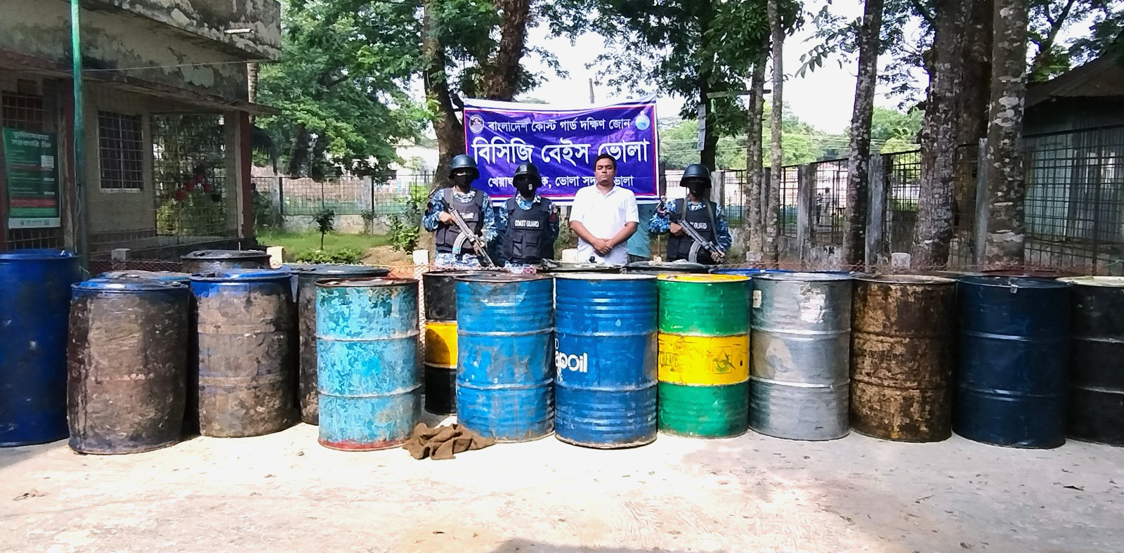 দৌলতখানে বিপুল পরিমানে মজুদকৃত অবৈধ জ্বালানি ও ভোজ্য তেল জব্দ