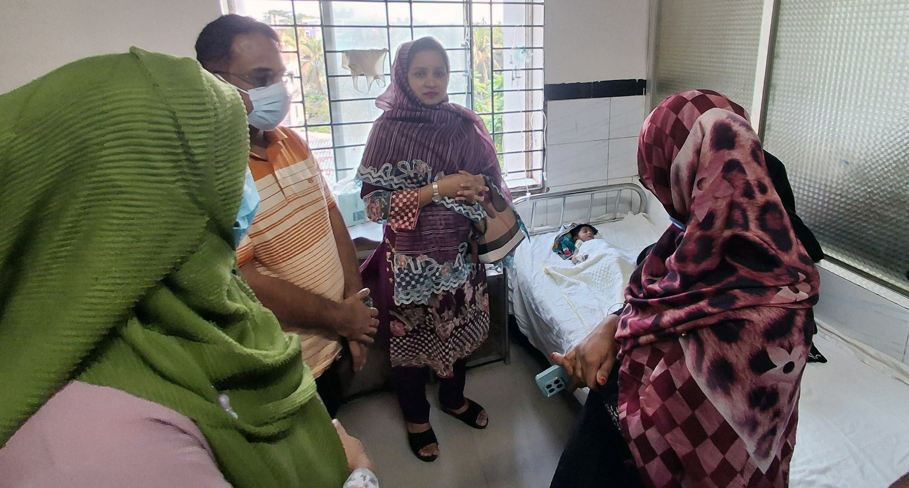 চরফ্যাশনে হাসপাতালে ফেলে যাওয়া শিশুর দায়িত্ব নিল সমাজসেবা