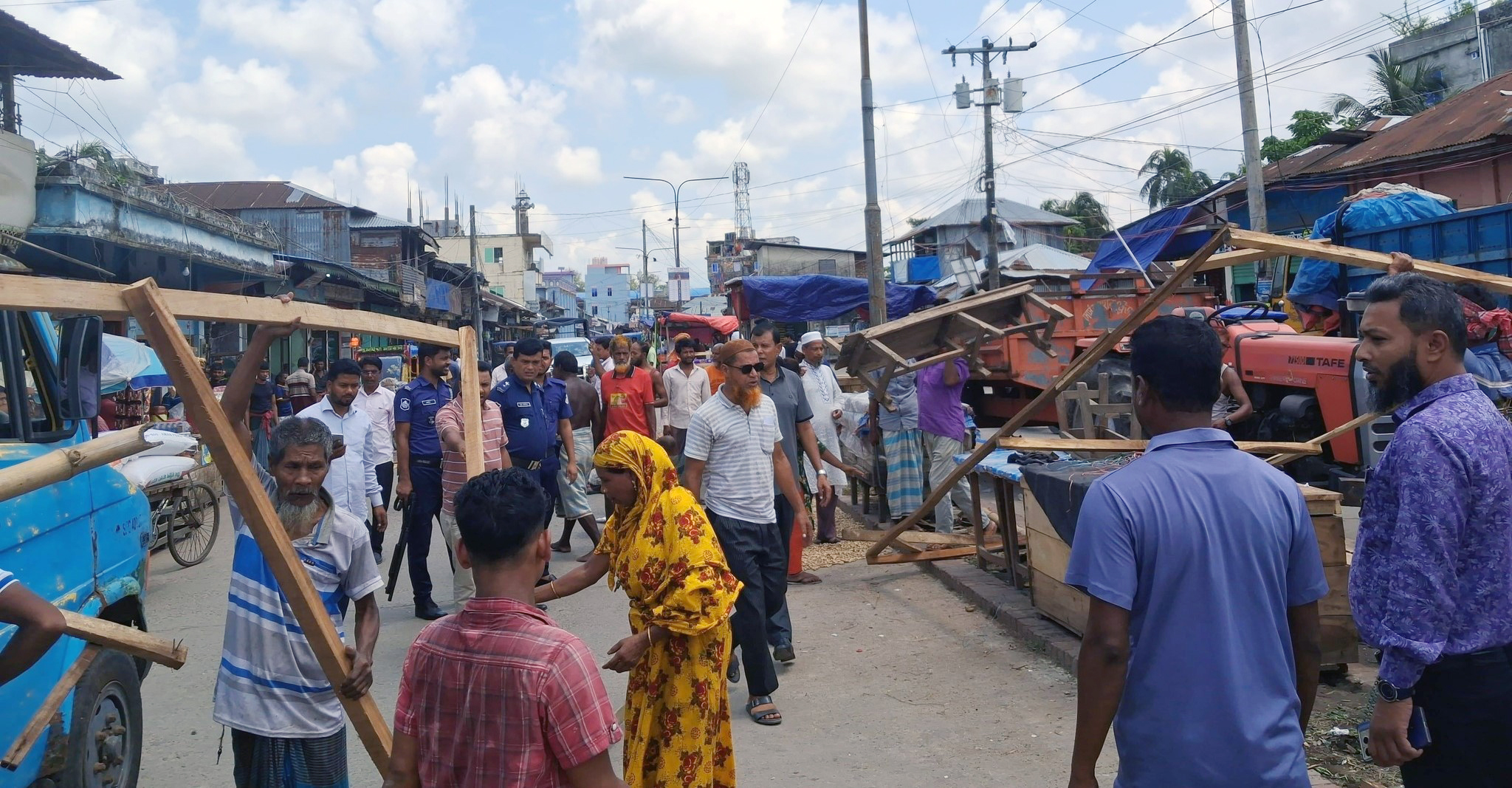 লালমোহনে অবৈধ দোকানপাট উচ্ছেদ অভিযান পরিচালনা