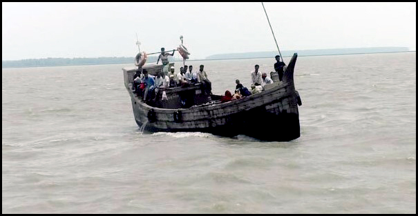 তজুমদ্দিন-মনপুরা রুট : বন্ধ সি-ট্রাক, ঝুঁকি নিয়েই ‘ডেঞ্জার জোনে’ যাতায়াতের ভরসা ট্রলার