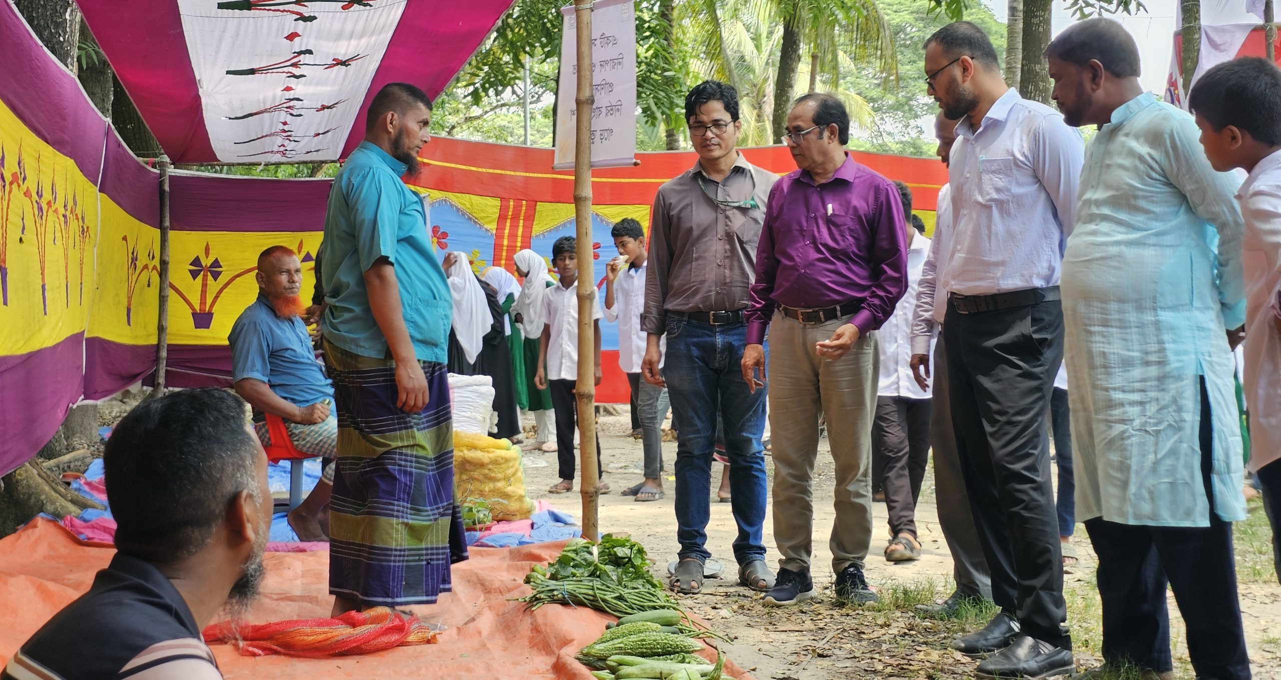 ভোলায় কৃষকের উৎপাদিত পণ্যে জমজমাট কৃষক বাজার