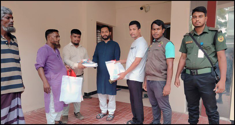 লালমোহনে অসহায় ও দুস্থদের মাঝে দাপন-কাপনের সামগ্রী বিতরণ