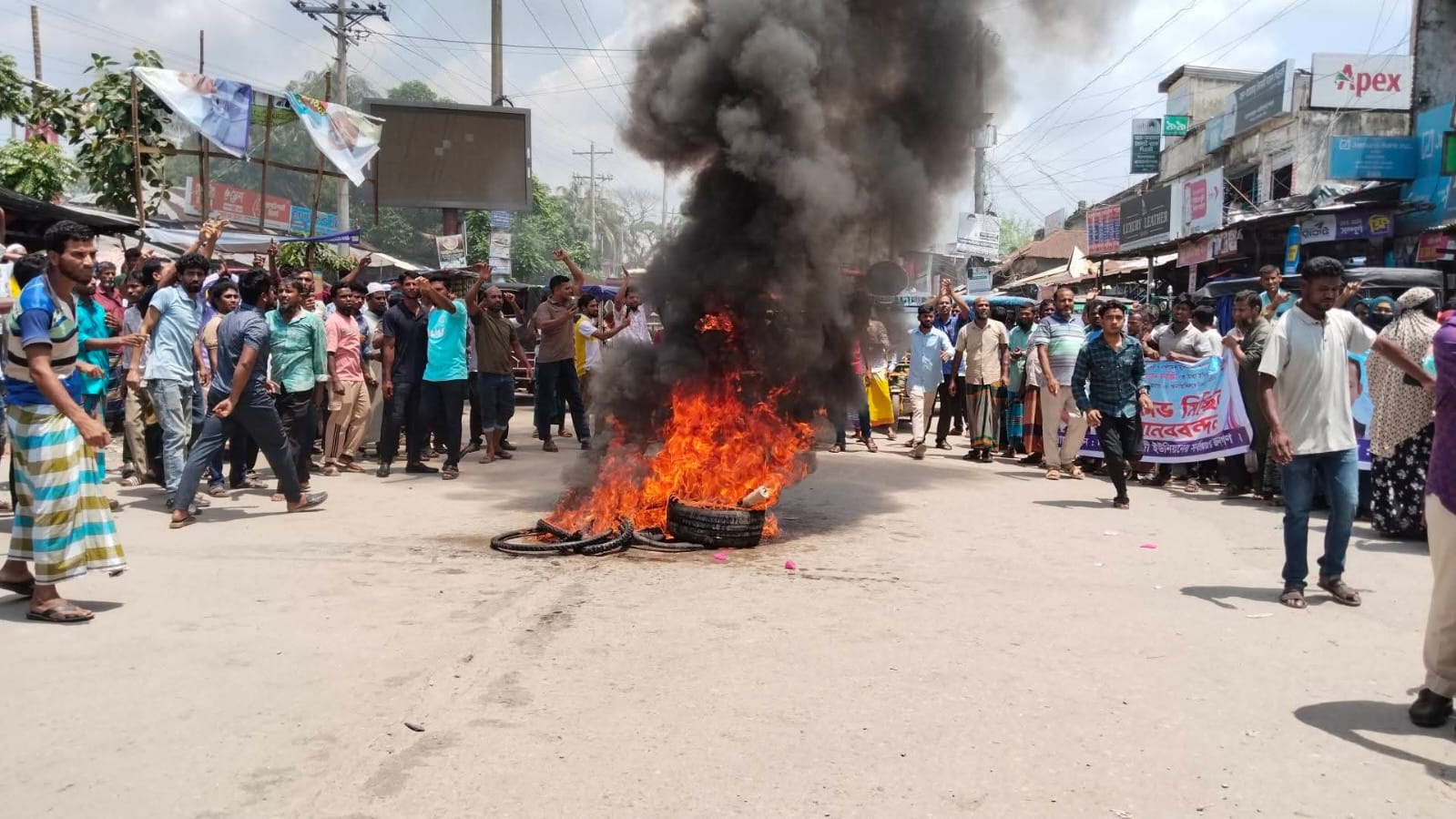 ভোলায় বিএনপি নেতা জাকির ফরাজীর মুক্তির দাবিতে বিক্ষোভ, সড়ক অবরোধে ভোগান্তি