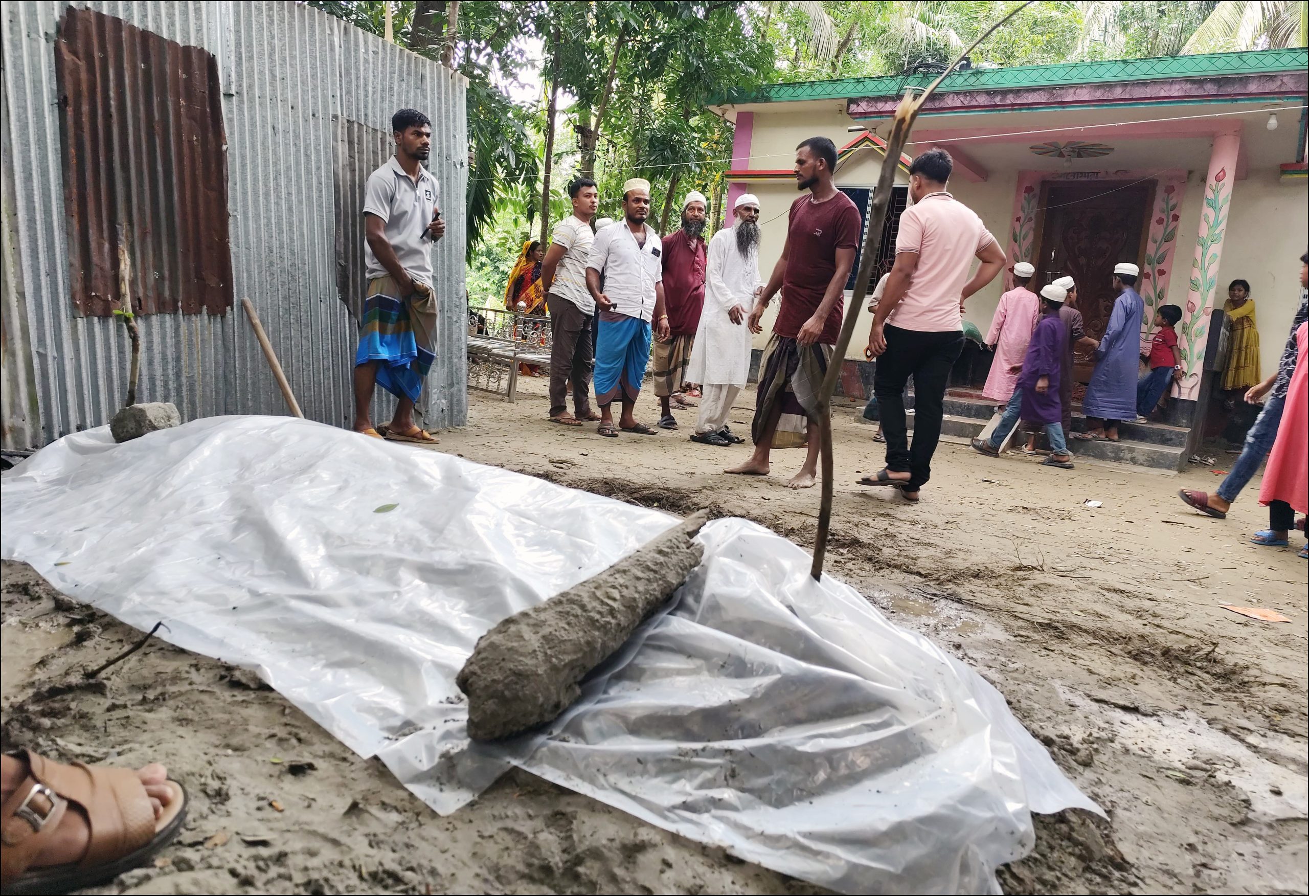 সম্পত্তি বিরোধে চরফ্যাশনে বাবার লাশ দাফনে সন্তানের বাঁধা
