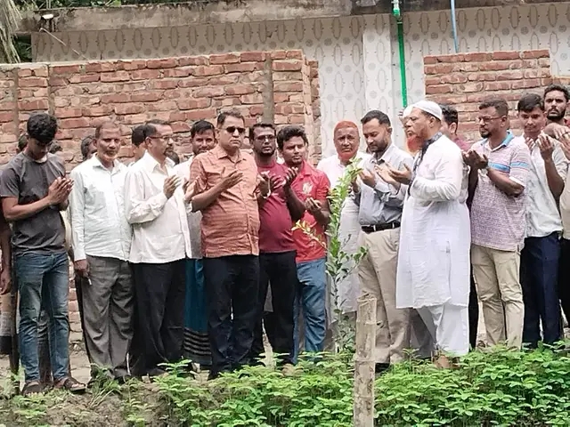 লালমোহনে খাল খনন প্রকল্পের আওতায় খালের পাশে বৃক্ষ রোপণ কর্মসূচির উদ্বোধন করেন ইউএনও