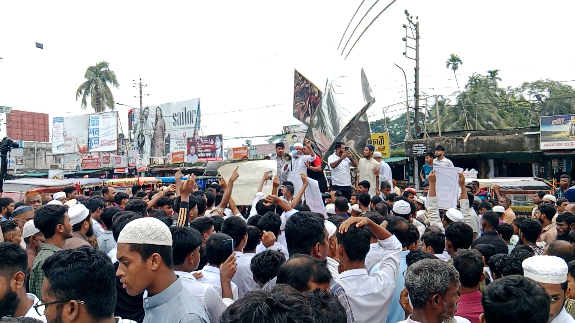মেঘনার ভাঙন রোধে পানি উন্নয়ন বোর্ড কার্যালয় ঘেরাও, নির্বাহী প্রকৌশলীর হাতে স্মারকলিপি