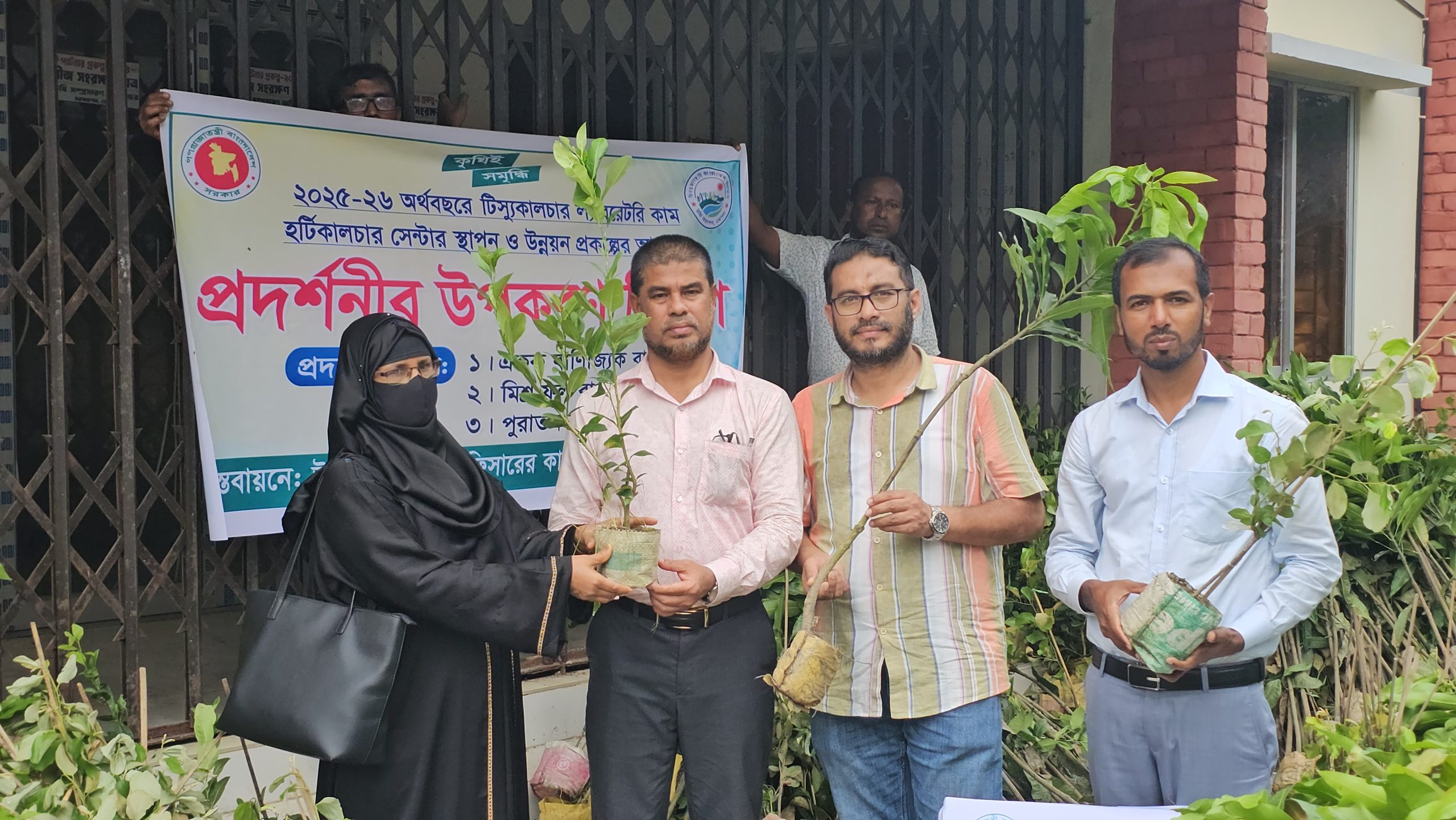 চরফ্যাশনে ৪০ কৃষকের মাঝে ১০ হাজার ফলের চারা ও কৃষি উপকরণ বিতরণ