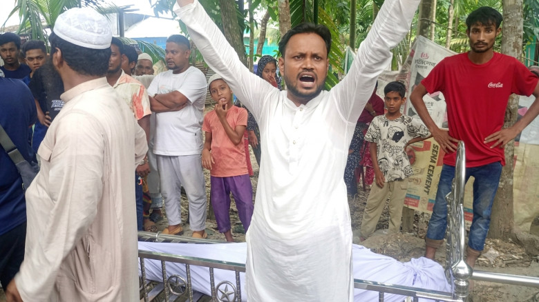 সম্পত্তির বিরোধে বাবার লাশ দাফনে বাধা, ভাইবোনদের সংঘর্ষে উত্তাল চরফ্যাশন