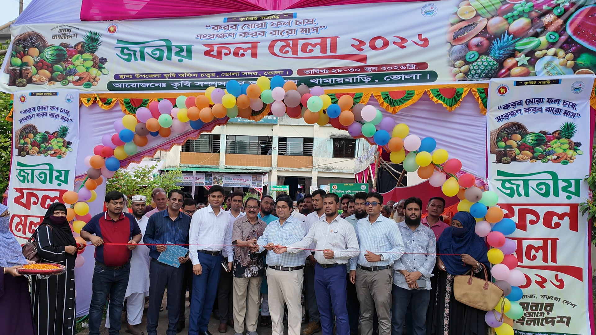 ভোলায় তিন দিনব্যাপী ফলমেলা শুরু, পাঁচ শতাধিক দেশীয় ও মৌসুমি ফলে দর্শনার্থীদের ভিড়