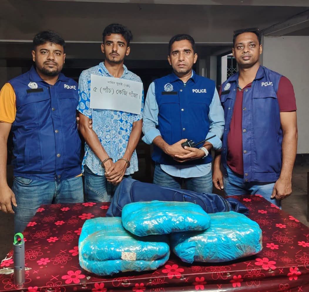 ভোলায় স্কুল ব্যাগে সুকৌশলে গাঁজা পাচার : যুবক আটক