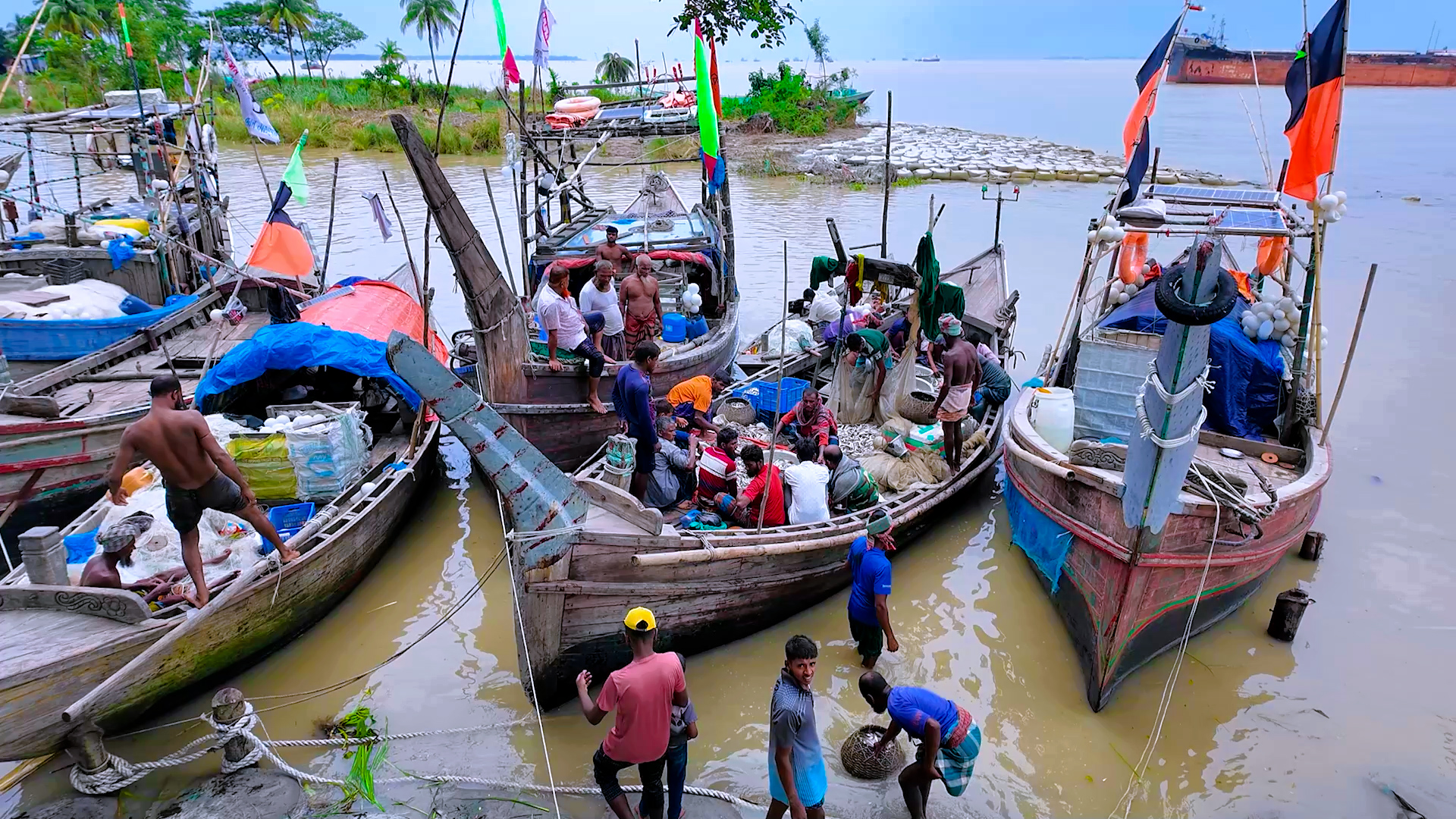 নিরাপদ আশ্রয়ের অভাবে ঝুঁকিতে ভোলার ৫ হাজার জেলের নৌযান