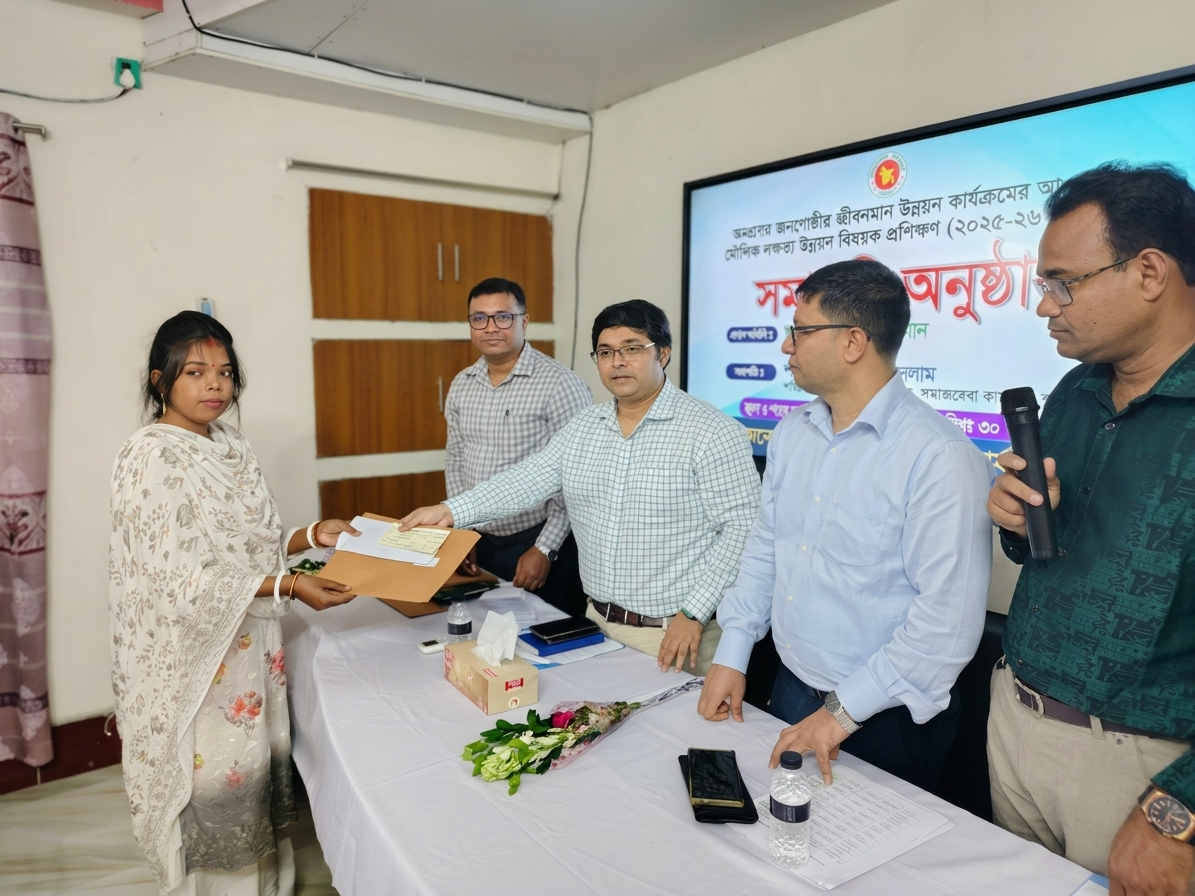 প্রযুক্তি দক্ষতায় এগিয়ে অনগ্রসর জনগোষ্ঠী, ভোলায় ২৫ প্রশিক্ষণার্থীর হাতে সনদ তুলে দিলেন ডিসি