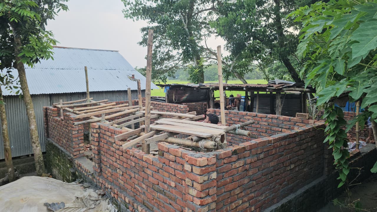 ভোলায় চরফ্যাশনে আদালতের নিষেধাজ্ঞা উপেক্ষা করে ঘর তুলছে ভূমিদস্যুরা
