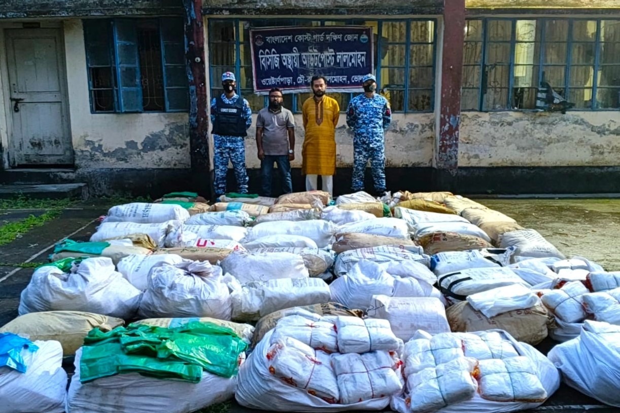 লালমোহনে কোস্ট গার্ডের অভিযানে ৩ লাখ ৬০ হাজার টাকার নিষিদ্ধ পলিথিন জব্দ