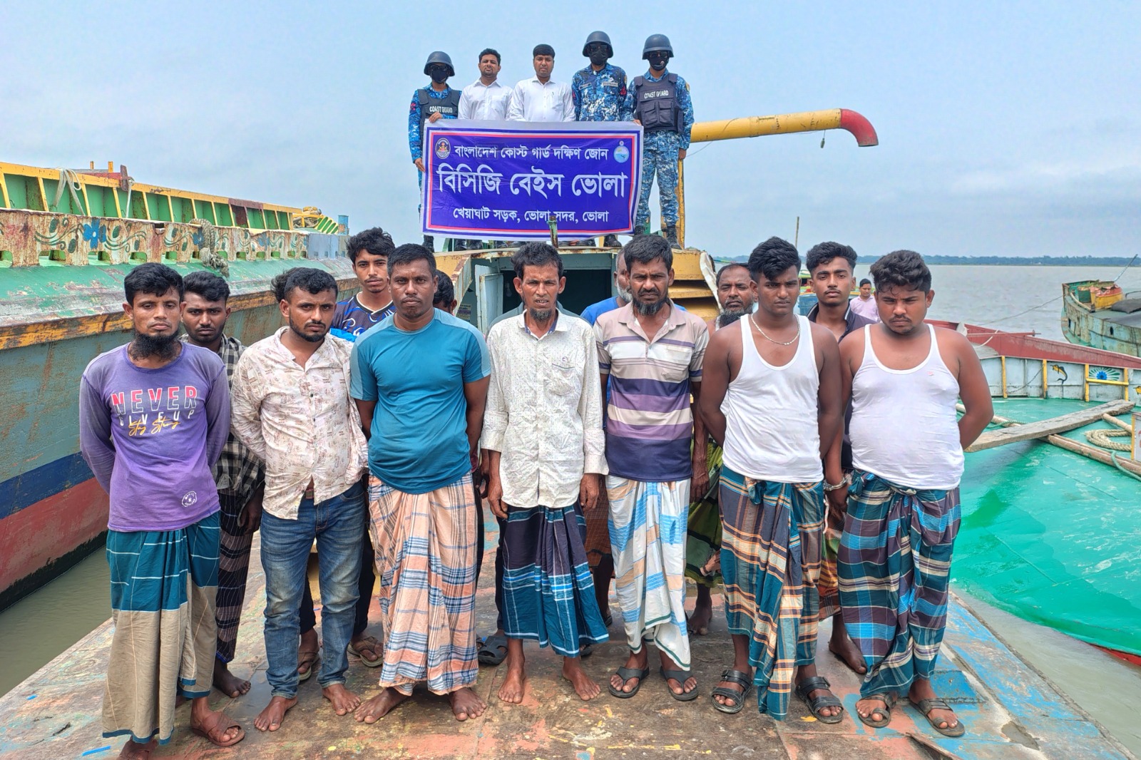 ভোলার বোরহানউদ্দিনে কোস্ট গার্ডের অভিযানে ২ ড্রেজার, ৩ বাল্কহেড জব্দ; ১৫ জনের কারাদণ্ড