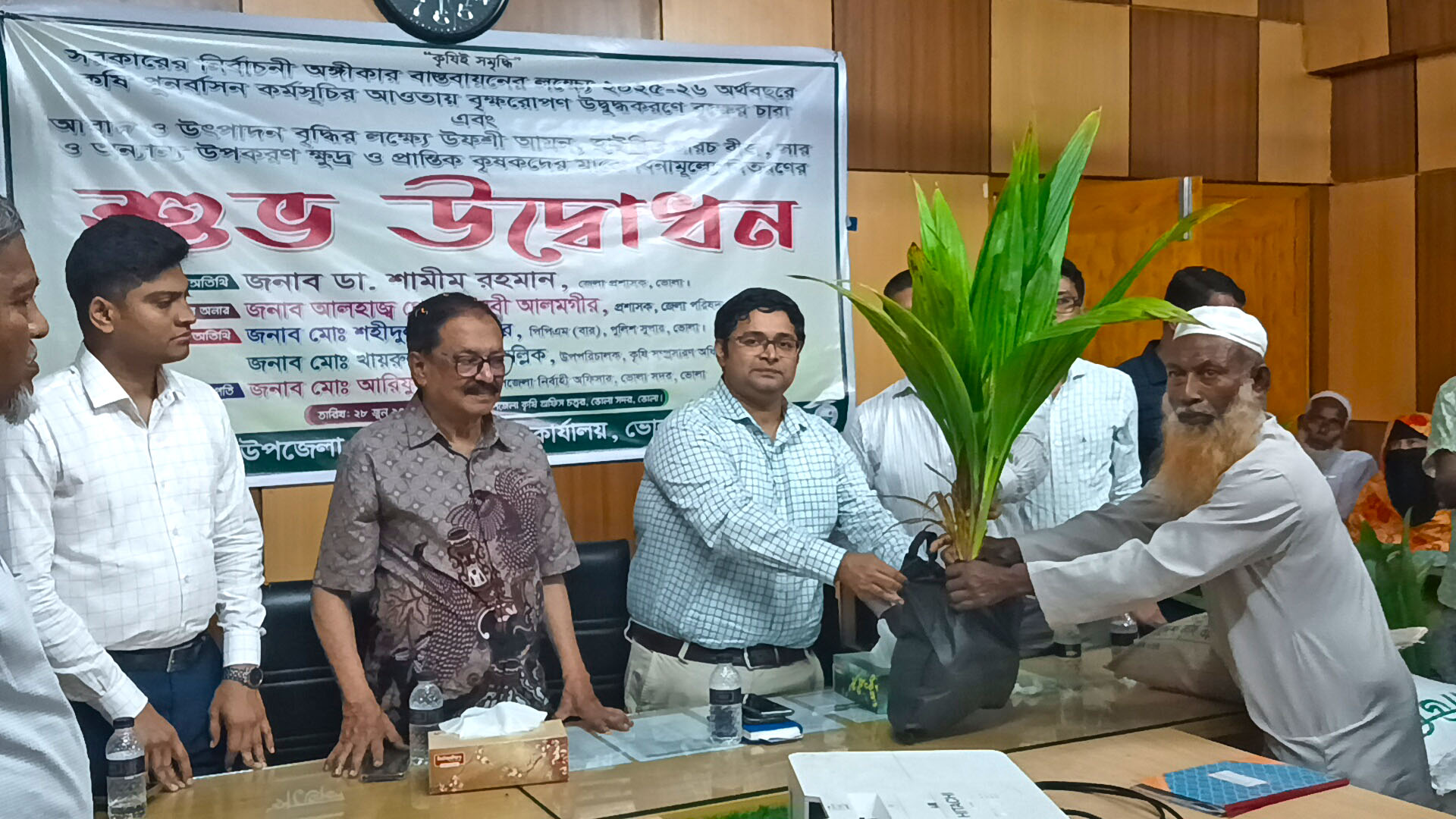 ভোলায় ৫ হাজার কৃষকের মাঝে বিনামূল্যে বীজ, কৃষি উপকরণ ও বৃক্ষের চারা বিতরণ