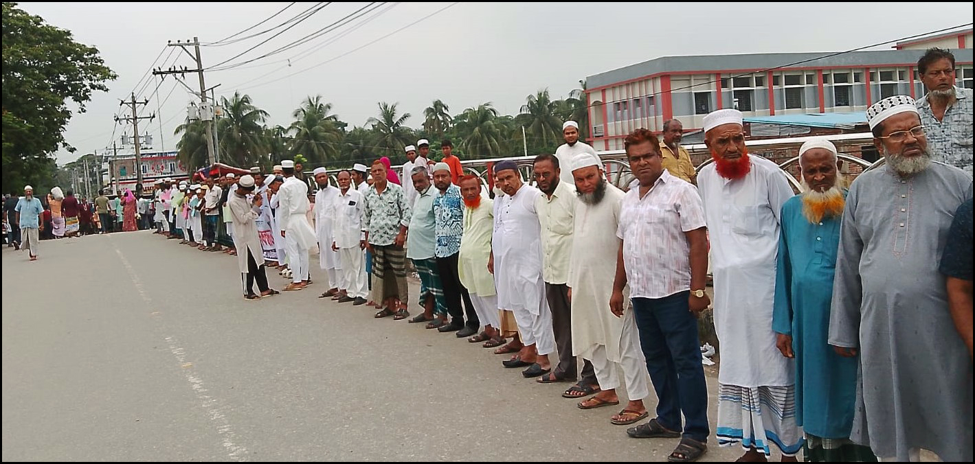 লালমোহনে সেতু সংস্কার ও নিরাপদ চলাচল নিশ্চিত করনের দাবিতে মানববন্ধন