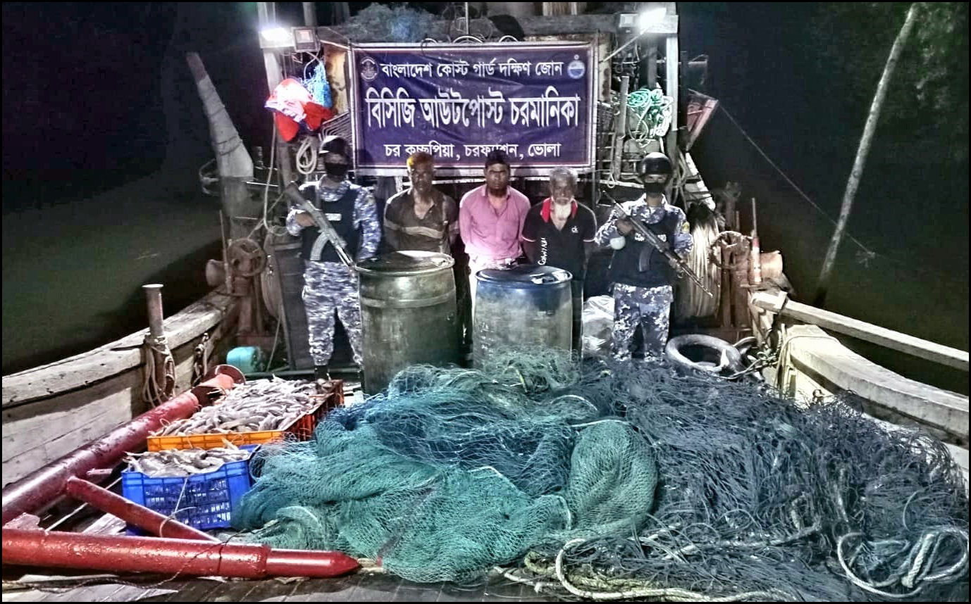 চরফ্যাশনে কোস্ট গার্ডের অভিযানে ট্রলিং বোট-জাল জব্দ ॥ আটক-৩‎