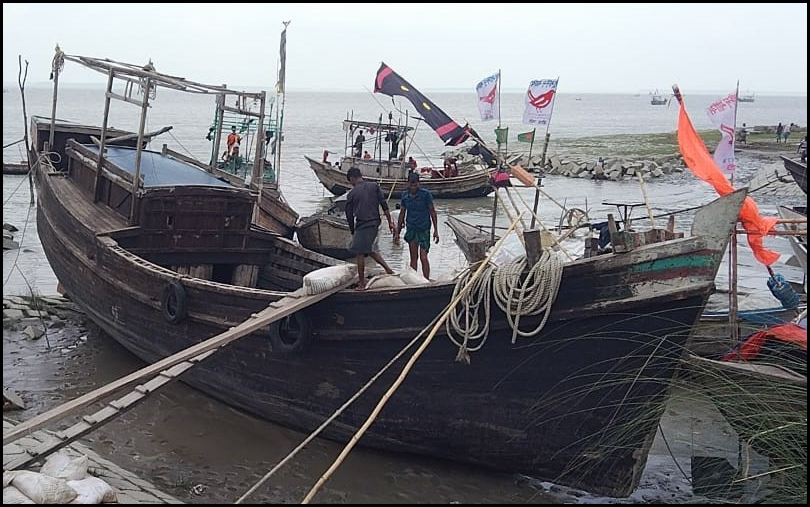 লালমোহনে পাচারকালে ইউরিয়া সার ও ট্রলার জব্দ