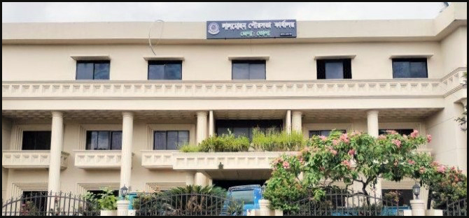 আদালতের নিষেধাজ্ঞা উপেক্ষা করে লালমোহনে চাঁদা তোলার বৈধতা দিলেন পৌর প্রশাসক