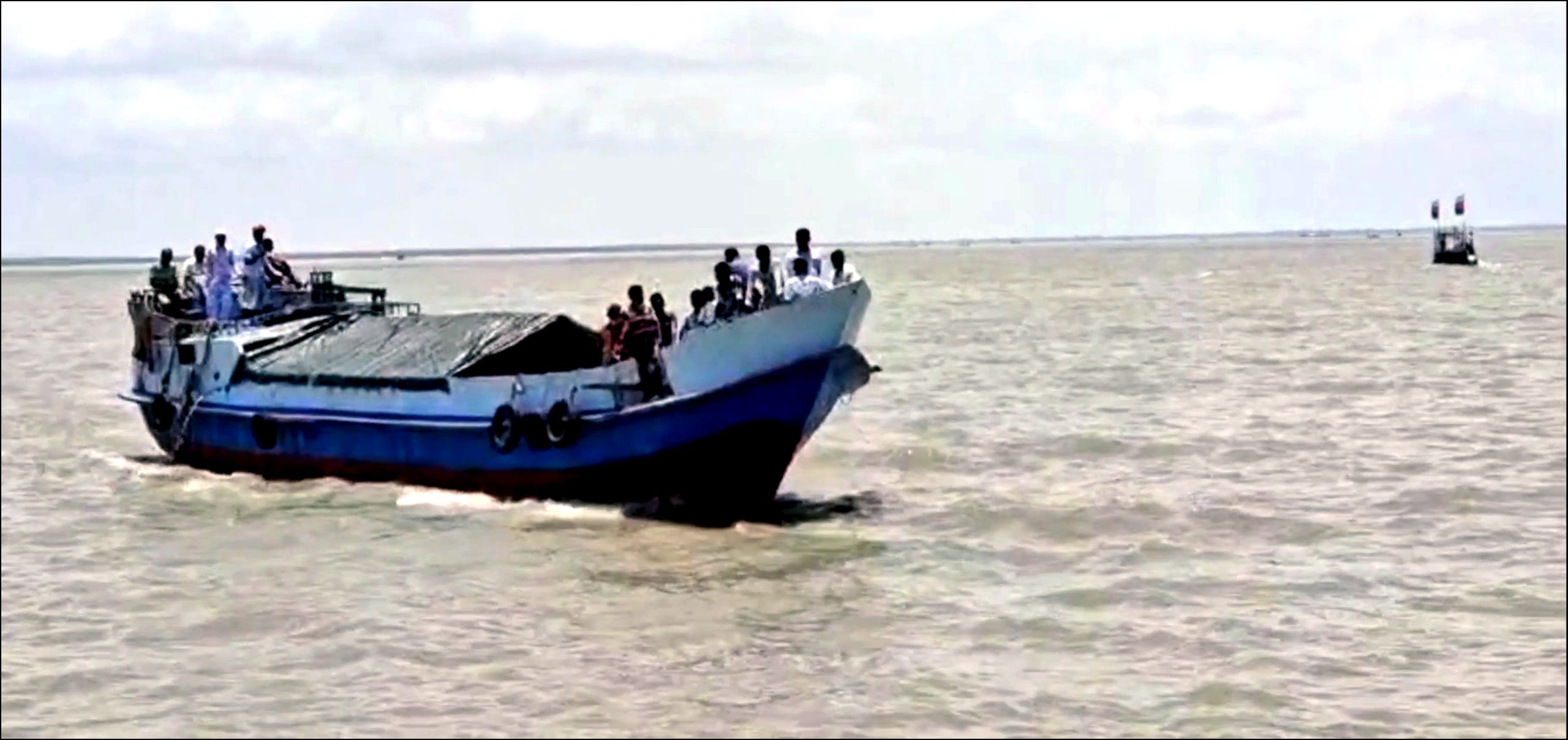 ৬ মাস ধরে বন্ধ একমাত্র সি-ট্রাক, জীবনের ঝুঁকি নিয়ে মেঘনা পাড়ি দিচ্ছেন মনপুরাবাসী