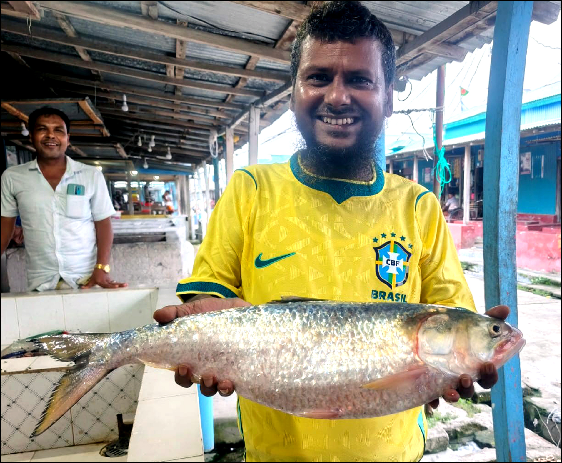 মনপুরায় জেলের জালে রাজা ইলিশ