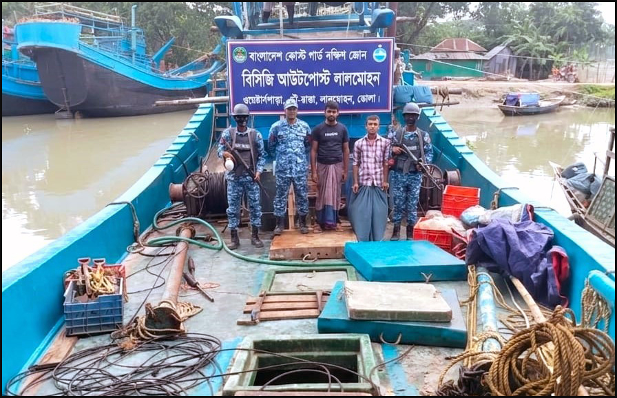 লালমোহনে অবৈধ আর্টিসানাল ট্রলিং বোট ও ট্রলিং জালসহ আটক-২