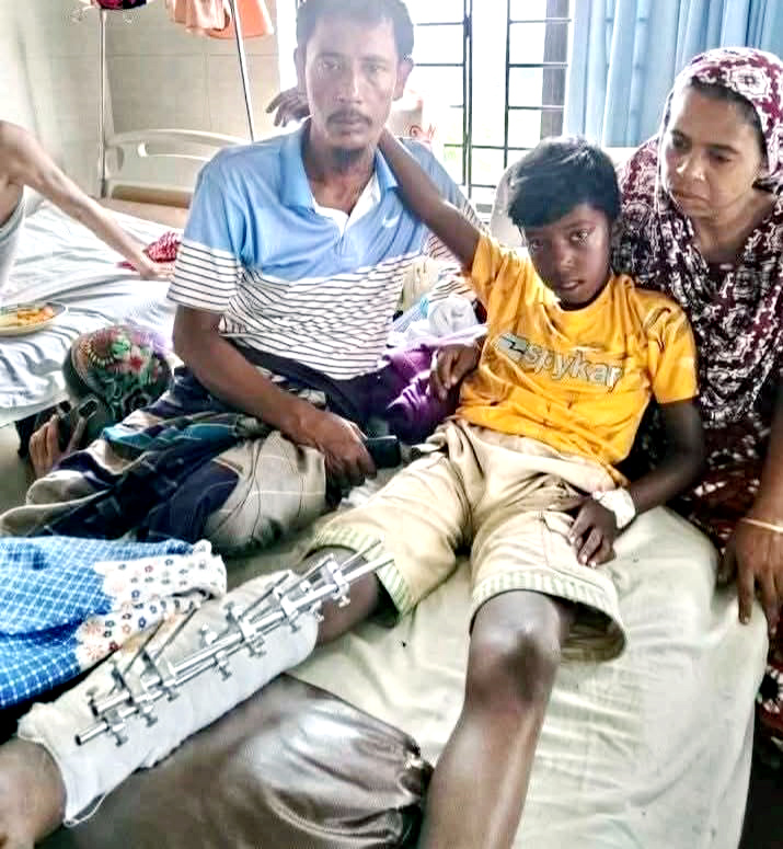 লালমোহনে ব্রিজ ভেঙে বালু ভর্তি ট্রাক দুর্ঘটনায় গুরুতর আহত সন্তানের চিকিৎসার সহযোগিতার জন্য বাবার আকুতি
