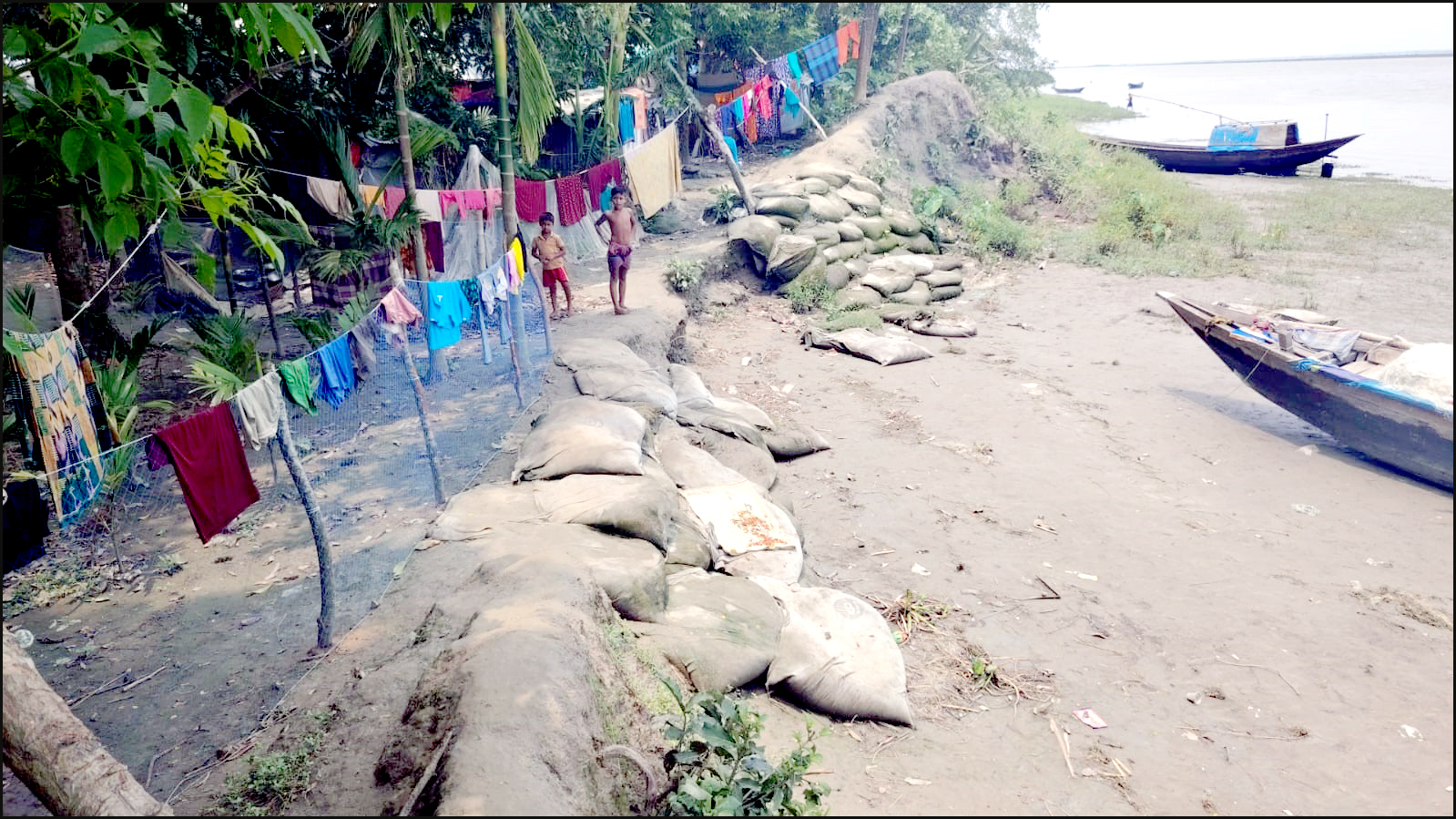 লালমোহনে তেঁতুলিয়া নদীর বেড়িবাঁধে ভাঙন, আতঙ্কে ১শ’ ৪০ পরিবার