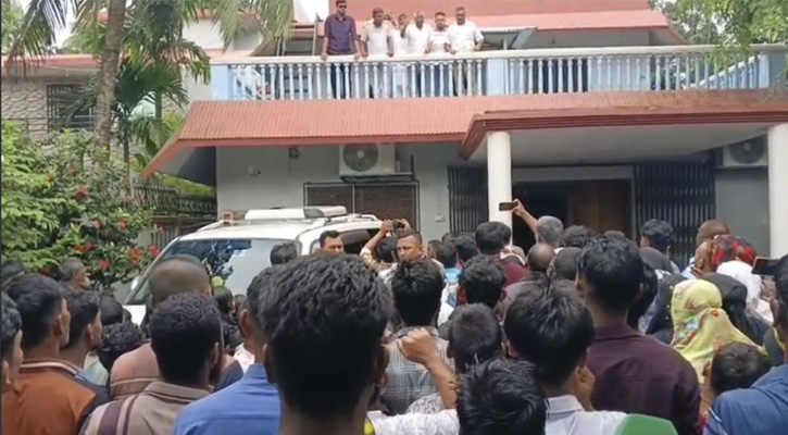 ভোলায় গ্রেফতারকৃত প্রধান শিক্ষক ও সাবেক ইউপি সদস্যের মুক্তির দাবীতে মানববন্ধন ও বিক্ষোভ