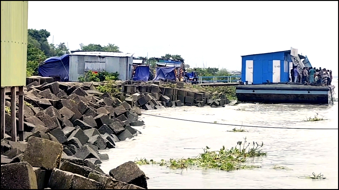 ইলিশায় মেঘনার ভয়াল থাবা: ধসে পড়ছে সিসি ব্লক, হুমকিতে ফেরিঘাট, লঞ্চঘাট ও শহর রক্ষা বাঁধ