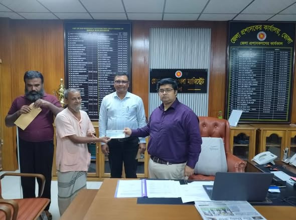 ভোলায় সমাজকল্যাণ কমিটির তহবিল থেকে তিন ব্যক্তিকে আর্থিক অনুদান