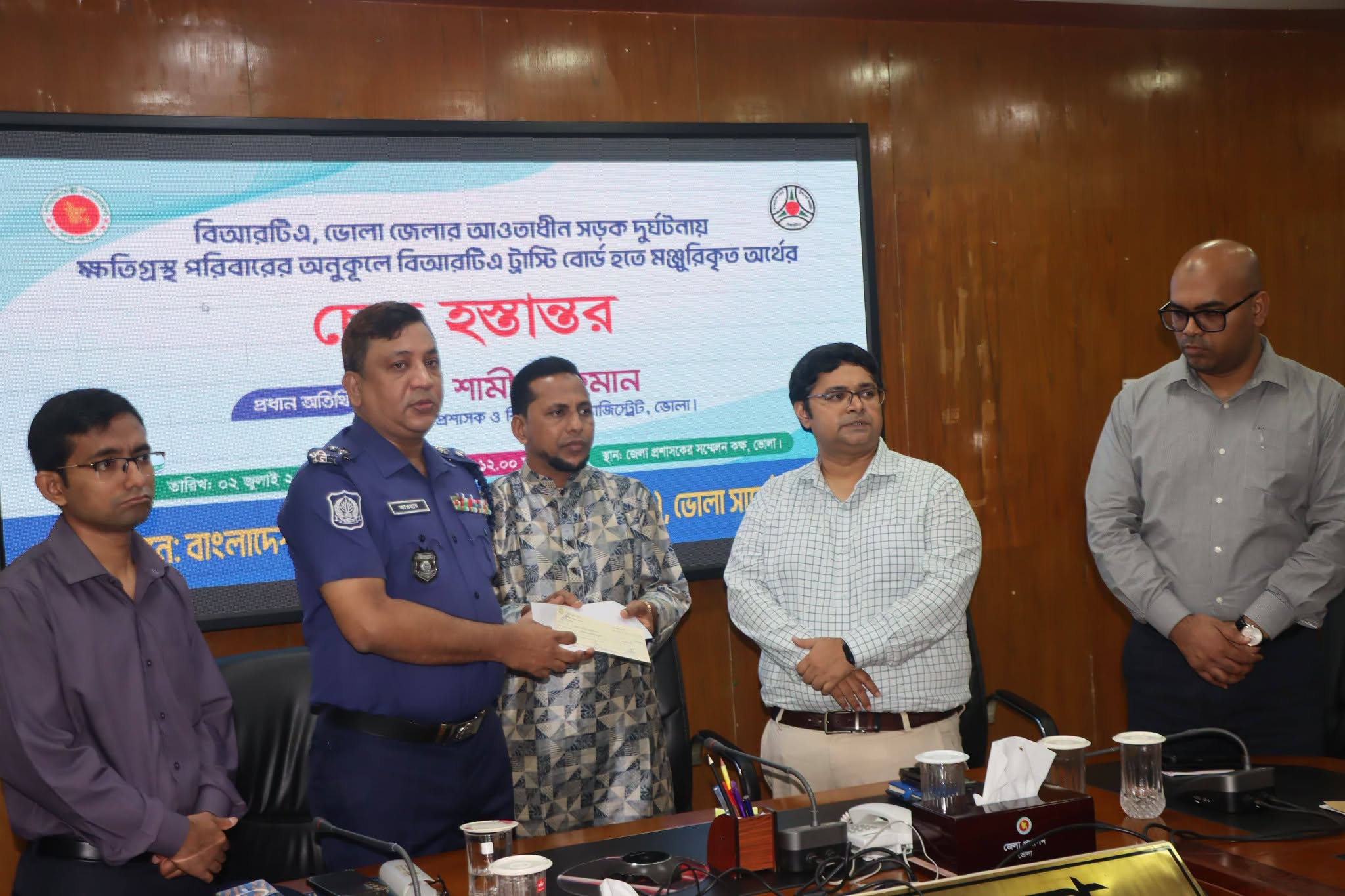 সড়ক দুর্ঘটনায় ক্ষতিগ্রস্ত পরিবারকে বিআরটিএ ট্রাস্টি বোর্ডের চেক হস্তান্তর