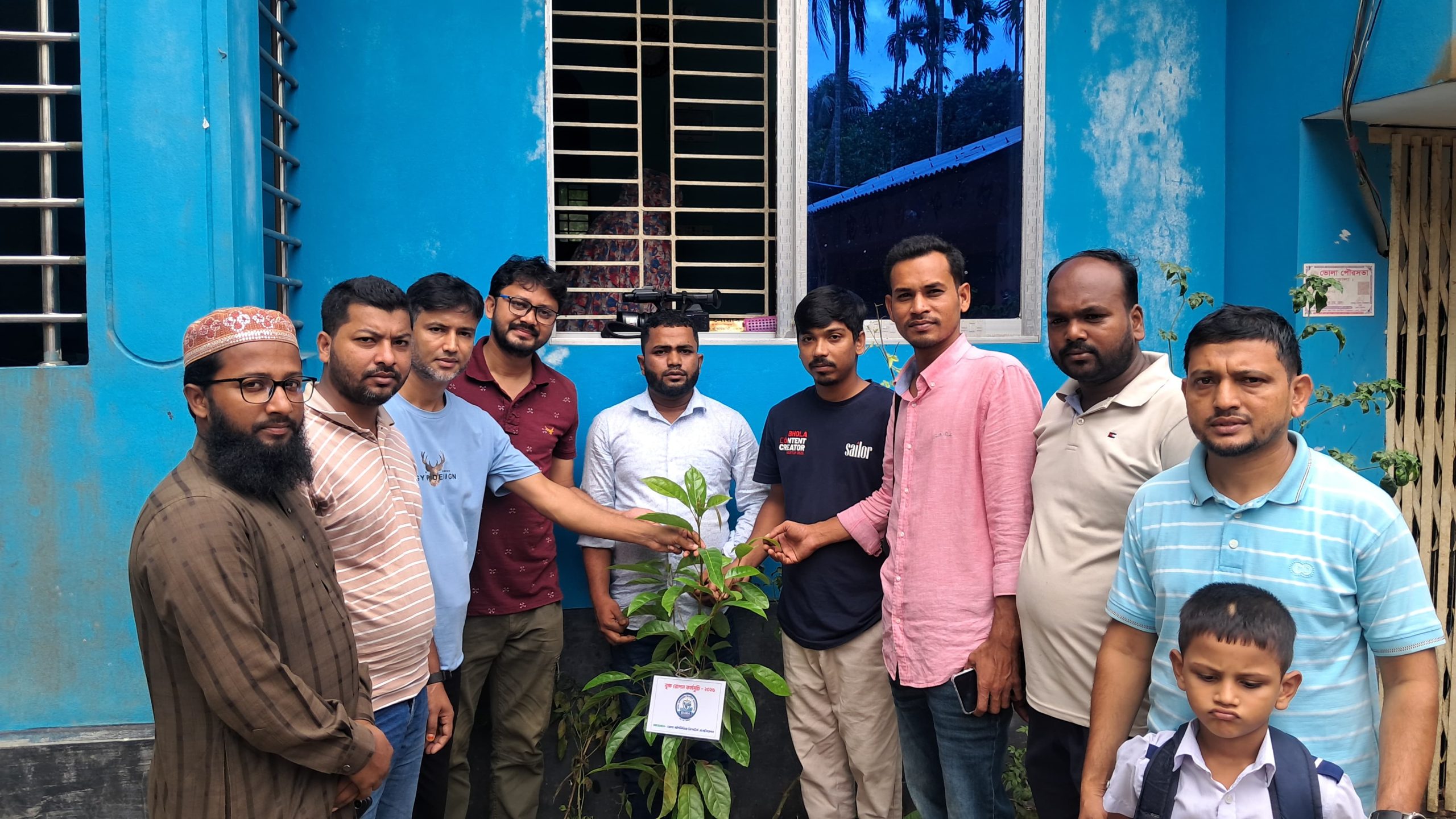 ভোলা মাল্টিমিডিয়া রিপোর্টার্স অ্যাসোসিয়েশনের উদ্যোগে বৃক্ষরোপণ কর্মসূচি পালন