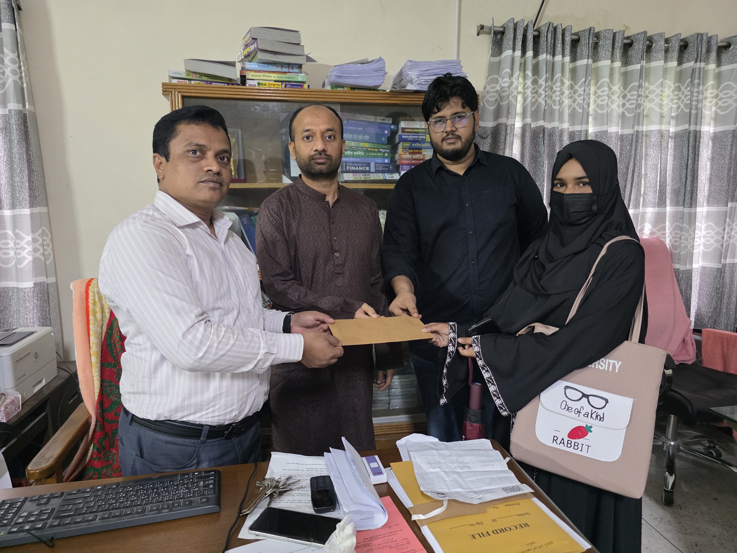 বাবাহারা শিক্ষার্থীর অনার্স দ্বিতীয় বর্ষের ফরম পূরণে পাশে দাঁড়ালেন ছাত্রদল নেতা নাঈম হাসান।