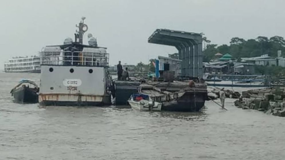 ভোলার ৬ নৌরুটে সাময়িকভাবে লঞ্চ চলাচল বন্ধ, তজুমদ্দিনে নদীর পানি বিপৎসীমার ৭২ সেন্টিমিটার ওপরে