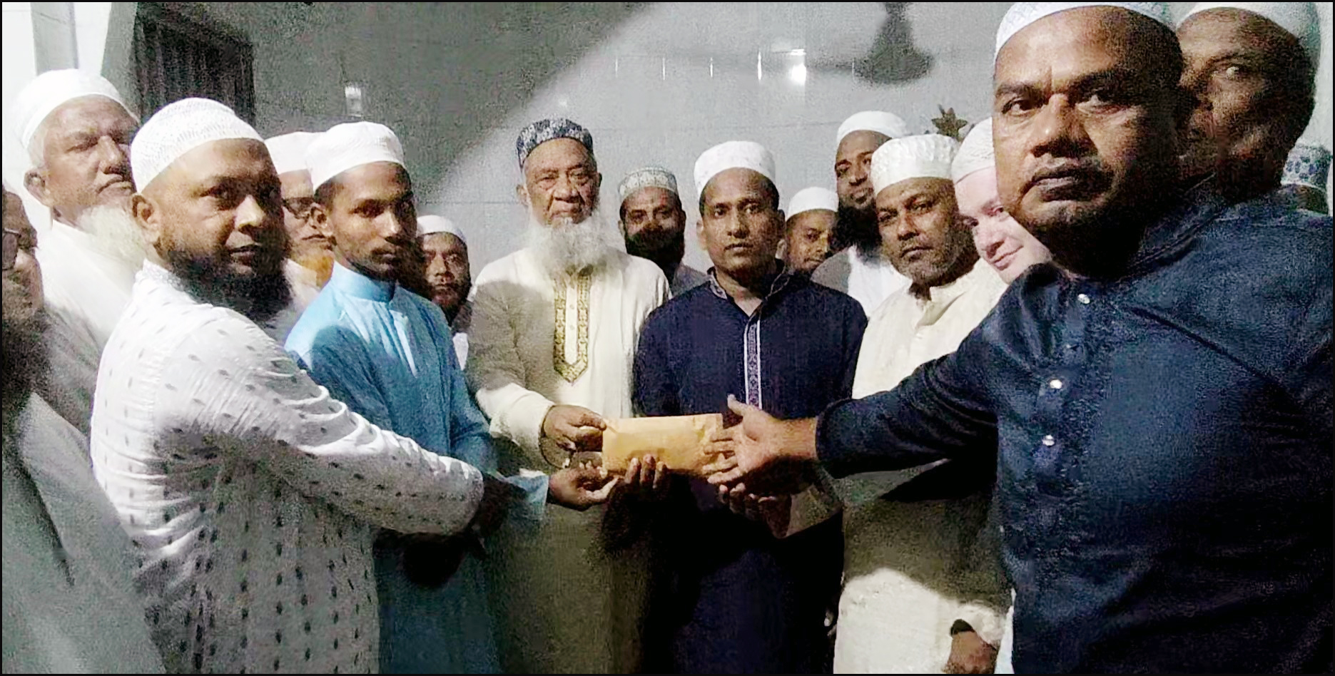 তজুমদ্দিনে অসুস্থ ইমামকে অনুদান দিলেন ইমাম মুয়াজ্জিন কল্যাণ সংগঠন