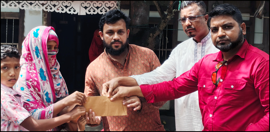সাপের কামড়ে মারা যাওয়া সেই জেলে অসহায় পরিবারের পাশে দাঁড়ালেন অনেকেই