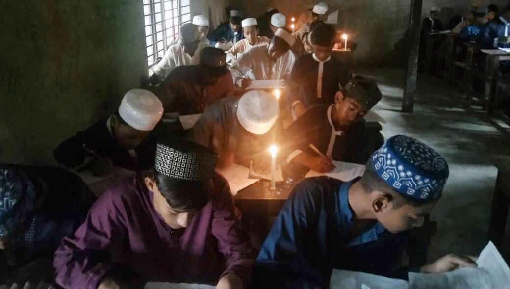 লালমোহনে মোমবাতির আলোয় চলছে অর্ধবার্ষিক পরীক্ষা