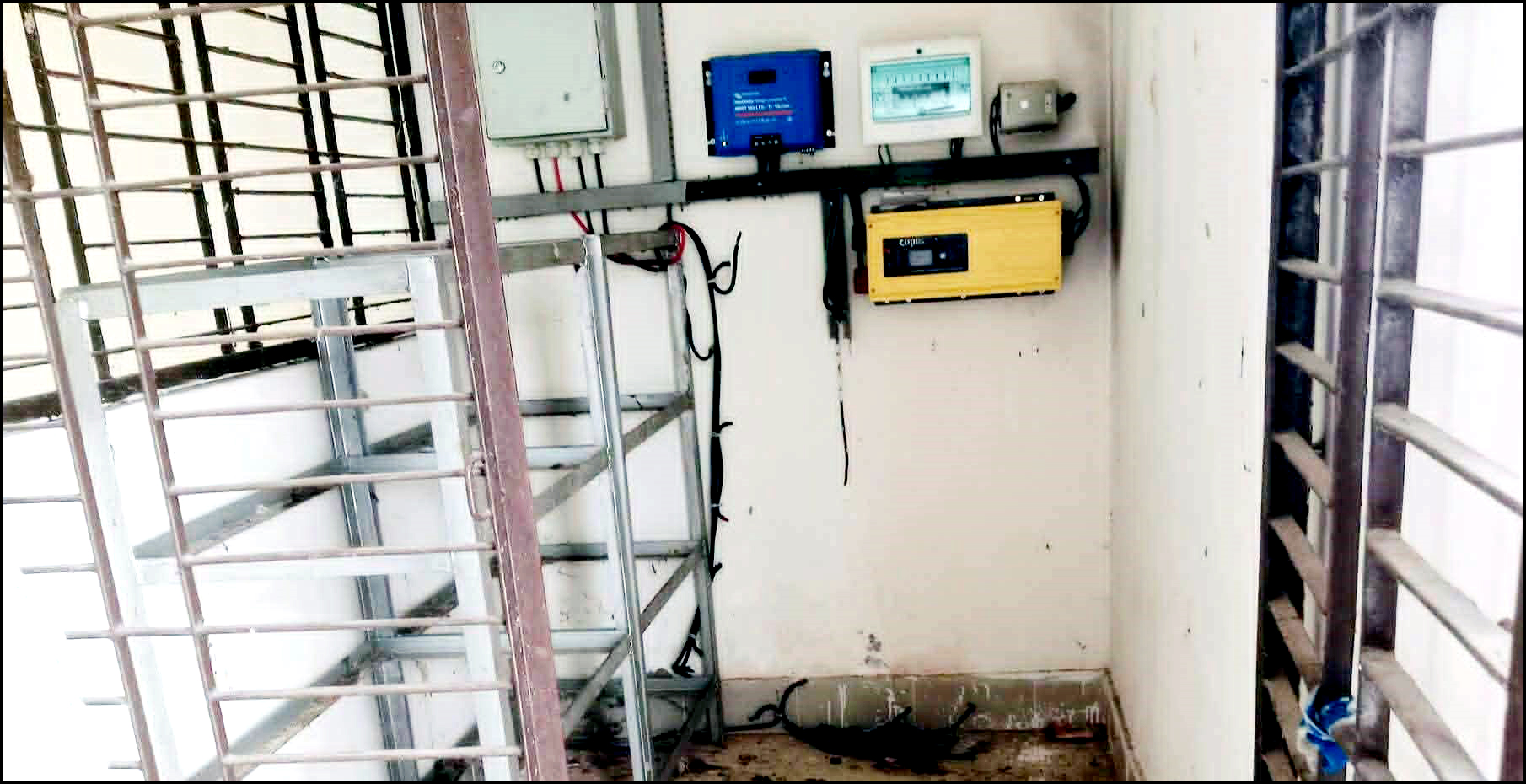 লালমোহনে বৃদ্ধি পাচ্ছে প্রাথমিক বিদ্যালয়ের সোলার ব্যটারী চুরির ঘটনা