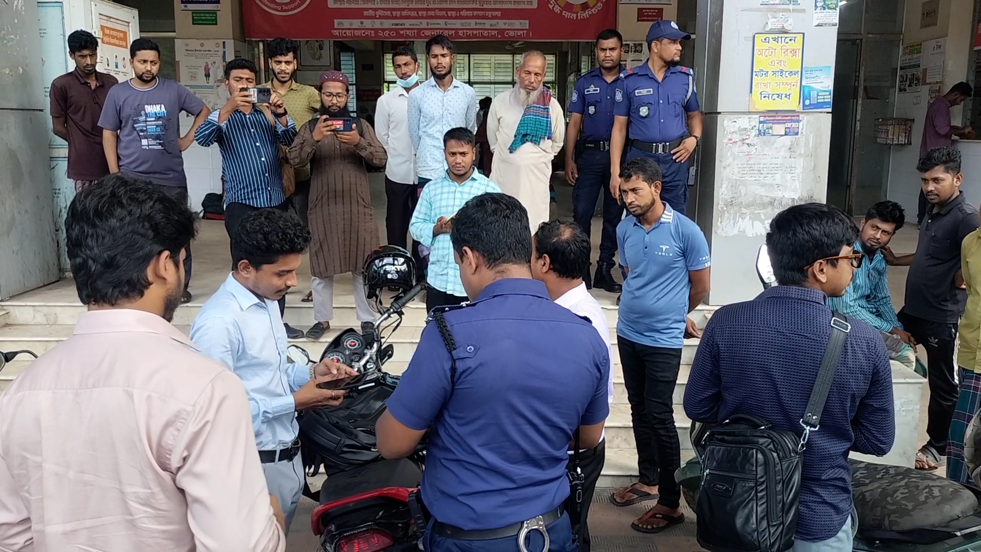 ২৫০ শয্যার হাসপাতাল চত্বরে অভিযানে হাতেনাতে আটক; জেলা প্রশাসনের নজরদারি অব্যাহত রাখার আশ্বাস