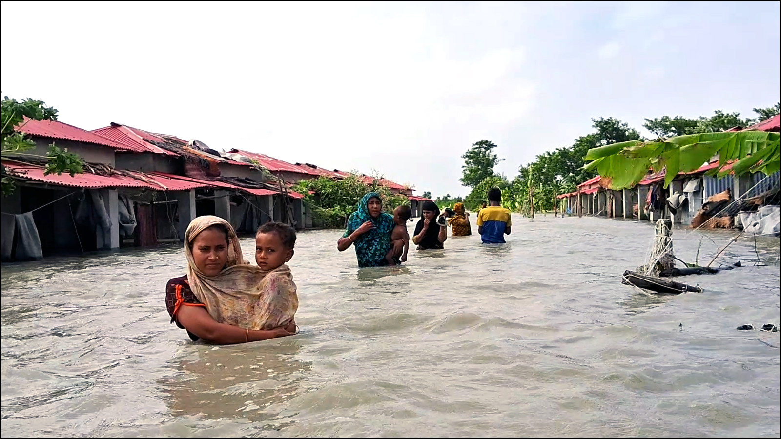 মনপুরায় মেঘনার পানি বিপৎসীমার ১০০ সেন্টিমিটার ওপরে, পানিবন্দী কয়েক হাজার মানুষ