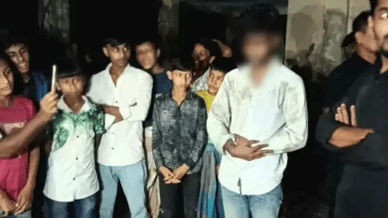ভোলায় রাজহাঁস চুরির অভিযোগে যুবক আটক, ১০০ রাকাত নফল নামাজ পড়িয়ে ছেড়ে দিলেন স্থানীয়রা