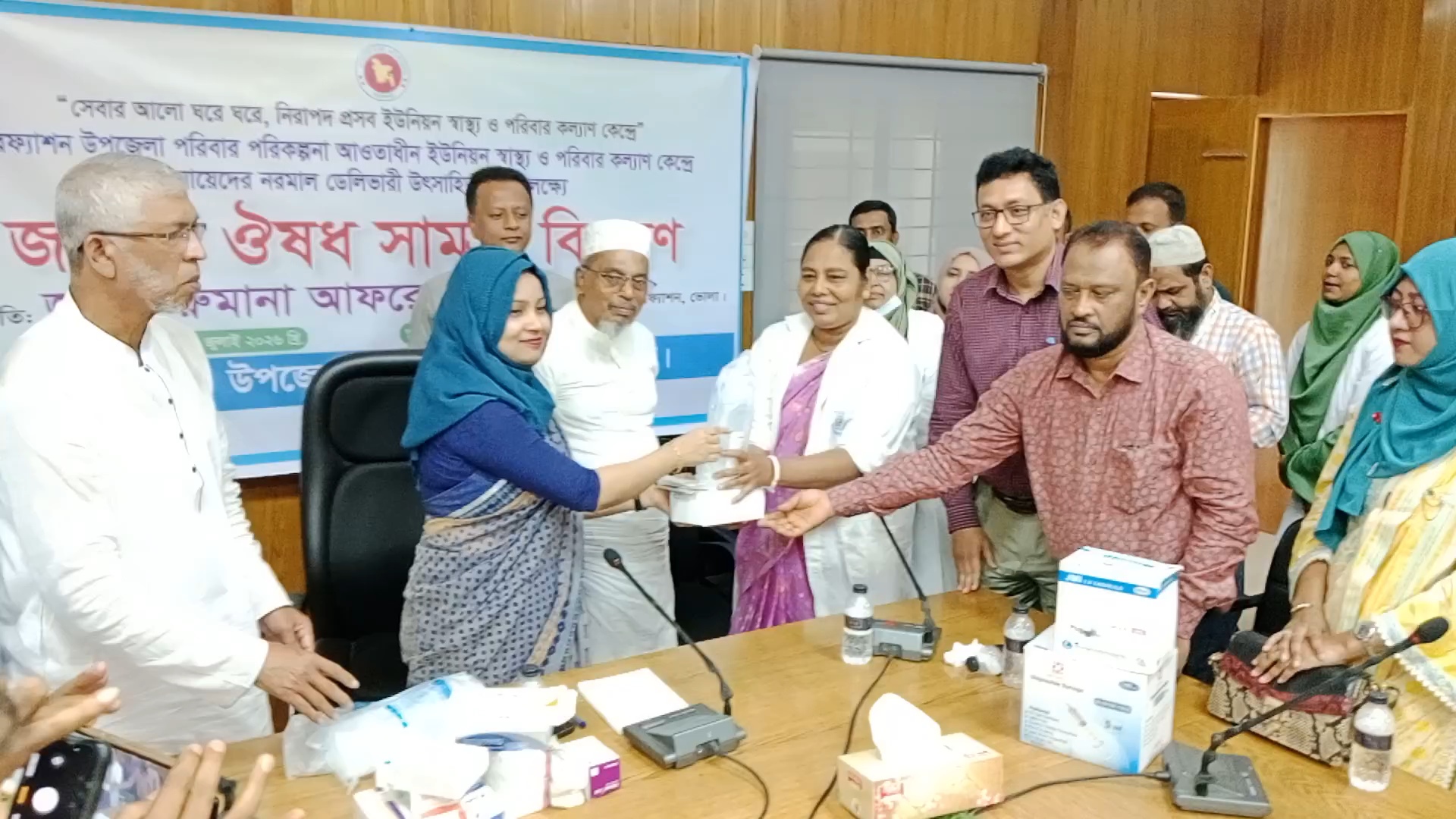 চরফ্যাশনে ইউনিয়ন স্বাস্থ্যকেন্দ্রে জরুরি ওষুধ বিতরণ, নিরাপদ প্রসবে জোর