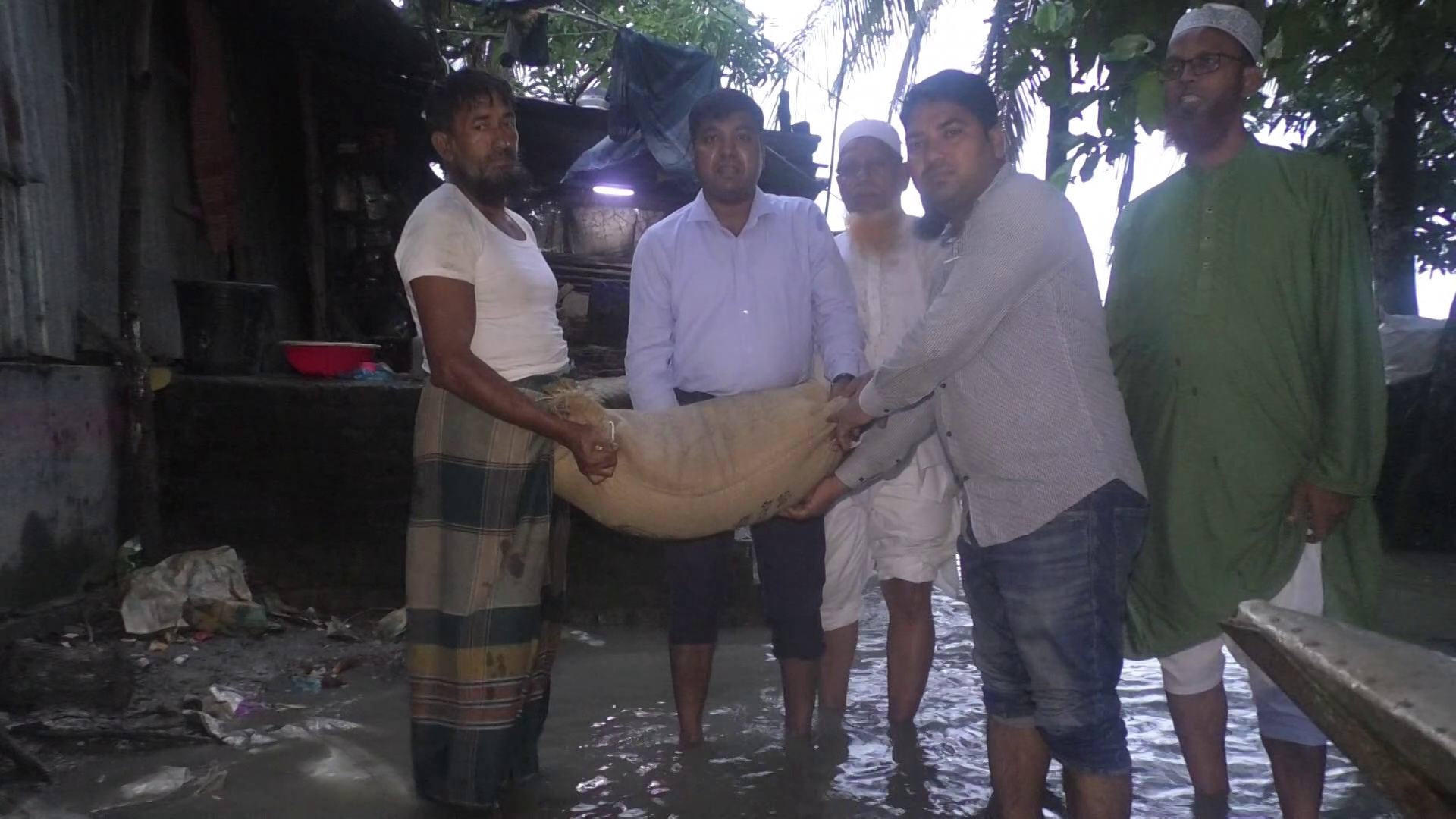 ভোলায় জোয়ারে ক্ষতিগ্রস্ত ৩২ পরিবার পেল ত্রাণ সহায়তা