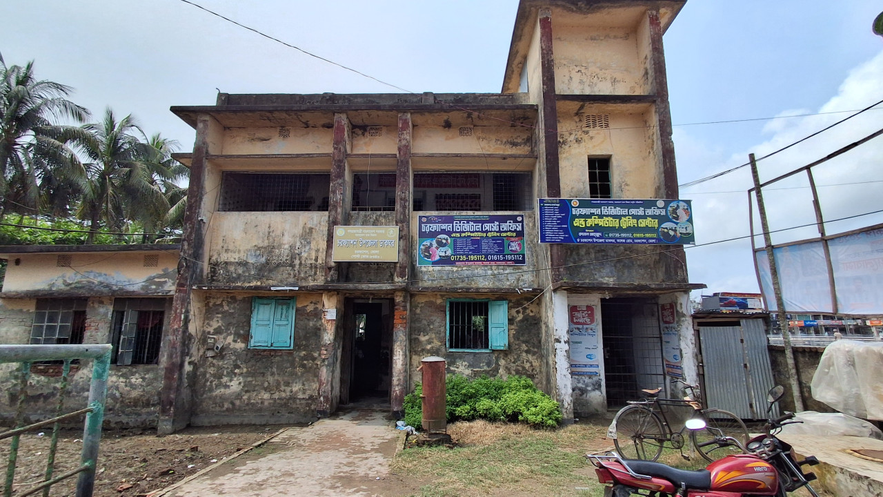 চরফ্যাশন পোস্ট অফিস ভবন ধসের শঙ্কা, বর্ষায় বাড়ছে ঝুঁকি