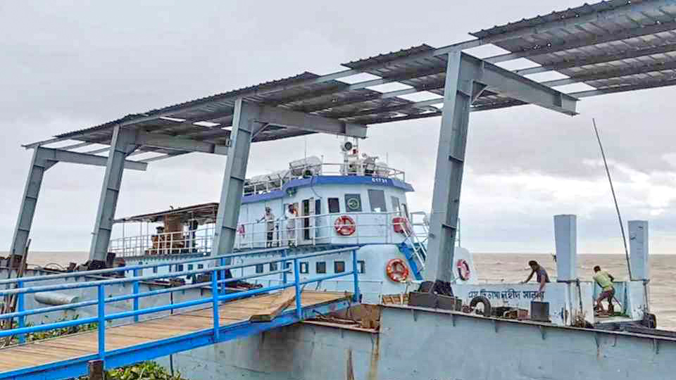 বৈরী আবহাওয়ায় ভোলার ১০ নৌরুটে লঞ্চ চলাচল বন্ধ
